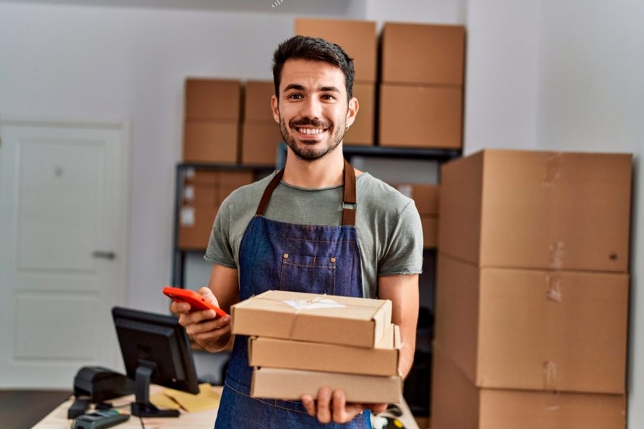 Joven emprendedor sosteniendo cajas de cartón corrugado
