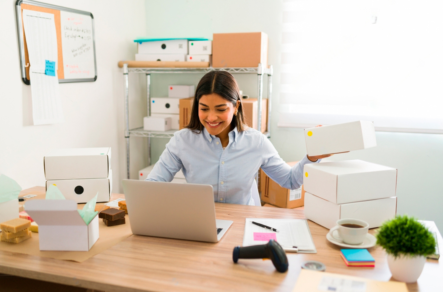 mujer revisando cuentas en su emprendimiento