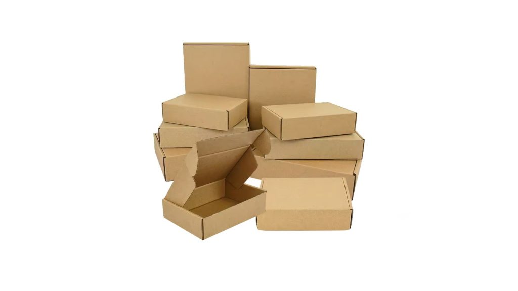 Cajas autoarmables de cartón corrugado kraft en distintos tamaños, apiladas y una abierta mostrando su armado, ideales para envío de pedidos