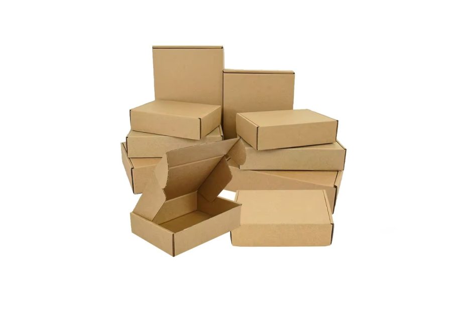 Cajas autoarmables de cartón corrugado kraft en distintos tamaños, apiladas y una abierta mostrando su armado, ideales para envío de pedidos