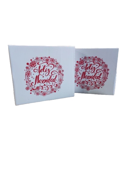 Dos cajas de cartón navideñas para empresas con diseño Feliz Navidad, ideales para regalos corporativos de fin de año