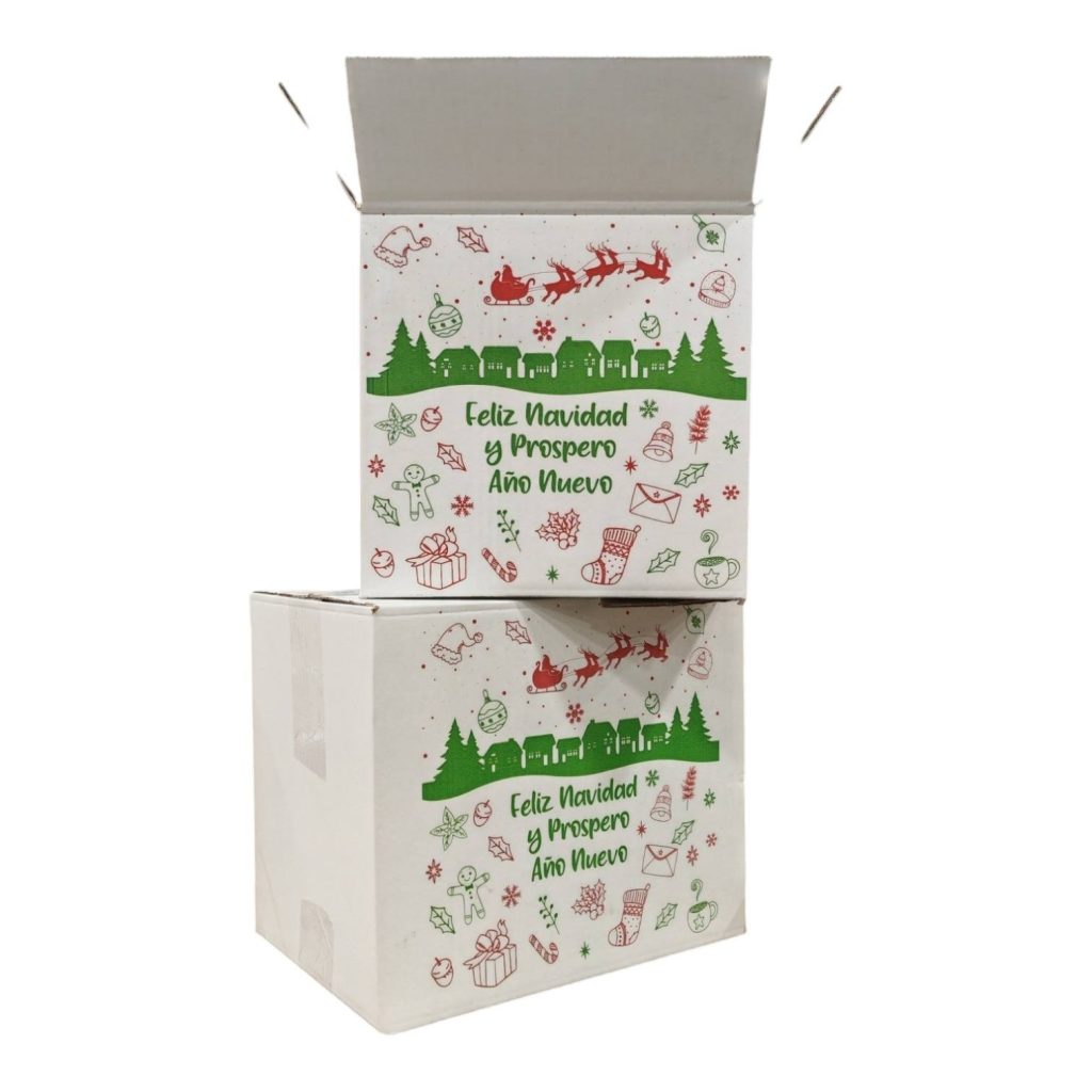 Cajas de cartón corrugado de Navidad apiladas, una cerrada con cinta y otra abierta, para mercadería de trabajadores
