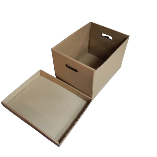 Caja de cartón corrugado kraft abierta, con asas recortadas en los costados y la tapa apoyada boca arriba junto a ella
