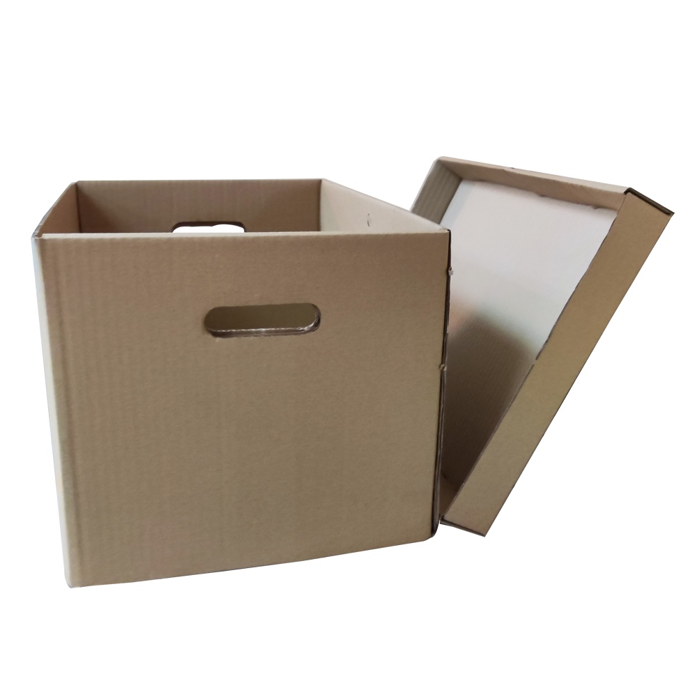 Caja de cartón corrugado kraft con asas recortadas y su tapa apoyada aparte, con el interior de la tapa visible