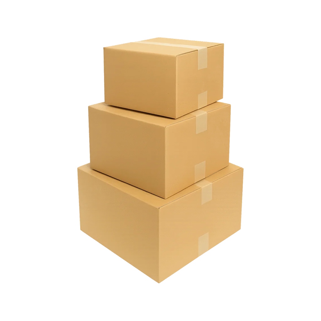 Tres cajas de cartón corrugado kraft de distintos tamaños, apiladas y selladas con cinta, listas para despachar