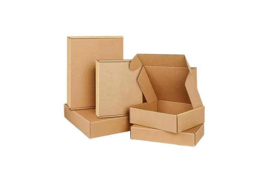 Cajas de cartón corrugado kraft lisas, algunas abiertas y otras cerradas, para despachar libros por mayor